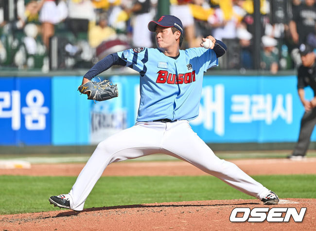 [OSEN=부산, 이석우 기자] 17일 부산 사직야구장에서 2024 신한 SOL 뱅크 KBO 리그 롯데 자이언츠와 LG 트윈스의 경기가 열렸다. 홈팀 롯데는 박진이 선발 출전하고 LG는 엔스가 선발 출전했다.롯데 자이언츠 정현수가 역투하고 있다. 2024.09.17 / foto0307@osen.co.kr