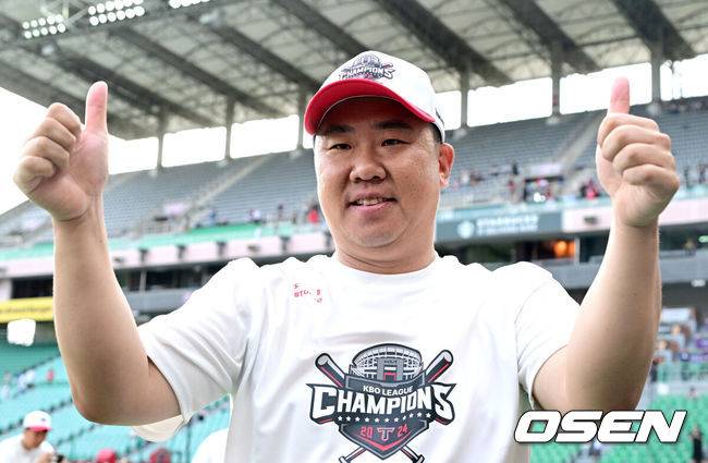 [OSEN=인천, 최규한 기자] 프로야구 KIA 타이거즈가 정규시즌에서 우승을 거머쥐었다.정규시즌 우승까지 매직넘버 1을 남겨두고 있던 KIA는 이날 경기에서 승리하거나 서울 잠실구장에서 열린 두산과 삼성의 경기에서 삼성이 패하면 우승을 확정할 수 있었다. 자력우승에 도전했던 KIA는 SSG에 패하며 자력우승을 하지는 못했지만 두산이 삼성을 8-4로 격파하면서 마지막 매직넘버를 줄이고 정규시즌 우승을 확정했다. 1991년, 1993년, 1996~1997년, 2009년, 2017년에 이은 구단 역대 7번째 우승이다.&nbsp;KIA 이범호 감독이 정규시즌 우승을 기뻐하고 있다. 2024.09.17 / dreamer@osen.co.kr