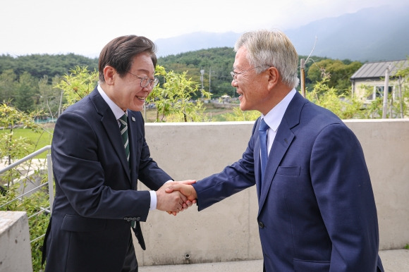 문 전 대통령과 악수하는 이재명 대표 - 문 전 대통령과 악수하는 이재명 대표     (서울=연합뉴스) 문재인 전 대통령이 8일 오후 경남 양산 평산마을 사저를 예방한 더불어민주당 이재명 대표(왼쪽)와 악수하고 있다. 2024.9.8 [더불어민주당 제공. 재판매 및 DB 금지]     utzza@yna.co.kr (끝)   <저작권자(c) 연합뉴스, 무단 전재-재배포, AI 학습 및 활용 금지>