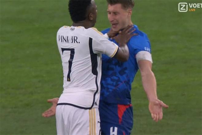 ▲ 레알 마드리드 공격수 비니시우스 주니오르는 경기 도중 자신이 강한 타격을 입을 때면 유색인종에 따른 인종차별을 당하는 것이라고 주장한다. 그런데 비니시우스도 그라운드 안에서는 더티 플레이를 다분히 펼치는 스타일이다. 폭행과 다름없는 사건도 여럿 있었다. 이번에도 동양인 쿠보 다케후사에게 고의적인 어깨 밀기를 한 뒤 웃어 논란을 일으켰다. ⓒ&nbsp;브레이킹 레이티스트