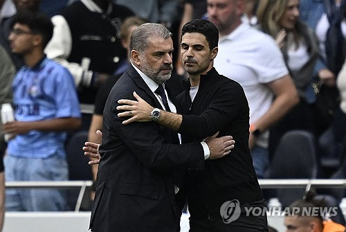 영국 매체 '기브미스포츠'가 16일(한국시간) 손흥민이 북런던 더비 패배에도 불구하고 '착각에 가까운' 평가를 내리며 경기를 지배했다고 주장했다. 손흥민은 이날 왼쪽 공격수로 선발로 출장했지만, 전반에 나온 컷백 패스 이회에 많은 기회를 만들거나 잡지 못했다.  경기 후 손흥민은 스카이스포츠와의 인터뷰에서 우리는 경기를 지배했다. 축구했고 우리는 단지 세트피스 골로 다시 실점했다라며 세트피스 수비에 대해 아쉬움을 드러냈다. 연합뉴스