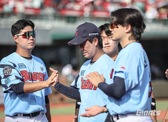 롯데 투수 정현수(가운데)는 17일 사직구장에서 열린 '2024 신한 SOL Bank KBO 리그' LG와 팀 간 14차전 맞대결에서 구원 등판했다. 2⅓이닝 무실점으로 팀 승리에 힘을 보탰다. 롯데 자이언츠