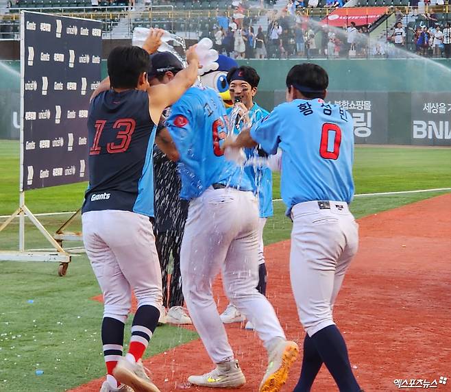 롯데 내야수 고승민(가운데)은 17일 사직구장에서 열린 '2024 신한 SOL Bank KBO 리그' LG와 팀 간 14차전 맞대결에서 2번타자 2루수로 선발 출전했다. 안타-3루타-안타-홈런-2루타로 KBO 리그 역대 32번째 사이클링 히트를 달성했다. 사직, 박정현 기자