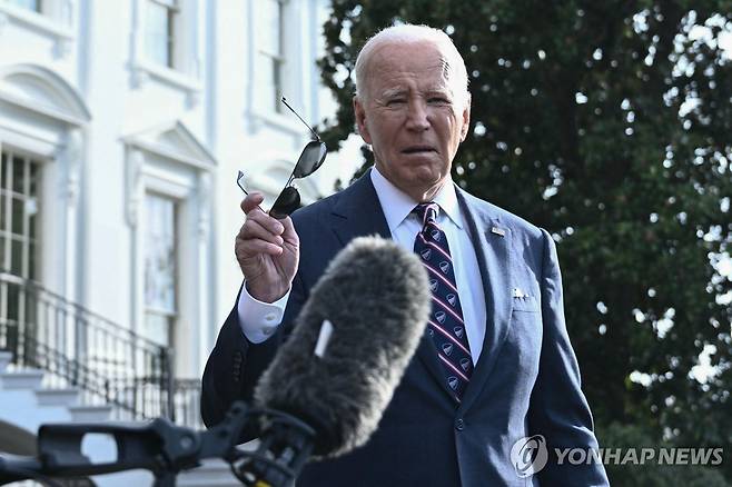 바이든 미국 대통령 (워싱턴 AFP=연합뉴스) 조 바이든 미국 대통령이 16일(현지시간) 백악관에서 나와 헬기를 탑승하기 전에 기자들에게 말하고 있다. 2024.9.16