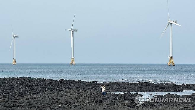 제주도 탐라해상풍력발전단지의 풍력 발전기 [연합뉴스 자료사진]