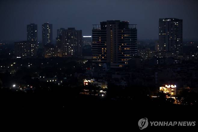 에너지 절약 위해 가로등 꺼진 하노이 거리 [EPA 연합뉴스 자료사진. 재판매 및 DB 금지]