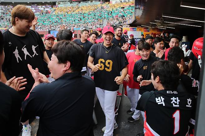 SSG에 패하고도 한국시리즈 직행 확정하고 기뻐하는 KIA 선수단 [KIA 타이거즈 제공. 재판매 및 DB 금지]