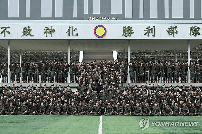 윤석열 대통령, 추석 맞아 강원 최전방 15사단 방문 (서울=연합뉴스) 홍해인 기자 = 윤석열 대통령이 추석인 17일 강원도 최전방 육군 15사단 사령부 사열대에서 사단 장병들과 기념촬영을 하고 있다. 2024.9.17 [대통령실 제공. 재판매 및 DB 금지] hihong@yna.co.kr