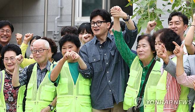 한동훈 대표, 추석맞이 봉사활동 (서울=연합뉴스) 김인철 기자 = 국민의힘 한동훈 대표가 13일 오전 서울 관악구의 한 보육원에서 추석맞이 사랑의 도시락 나눔 봉사활동에 앞서 참석자들과 기념촬영을 하고 있다. 2024.9.13 yatoya@yna.co.kr