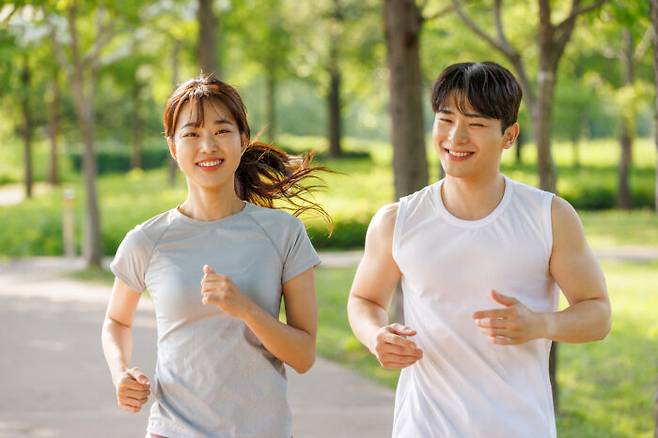 살을 빼고 싶다면 아침 공복 운동을하고 아침 기상 후 바로 식사를 하기 보다는 스트레칭으로 몸을 부드럽게 풀어주는 것이 좋다. [사진=클립아트코리아]