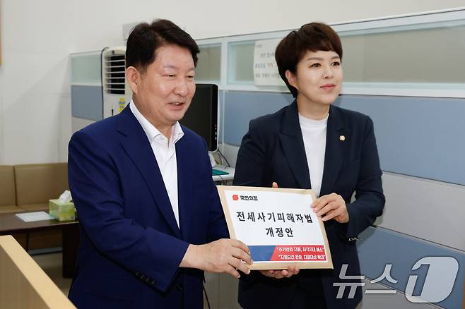 국회 국토교통위원회 국민의힘 간사인 권영진(왼쪽) 의원과, 김은혜 의원이 15일 오전 서울 여의도 국회 의안과에서 '전세사기피해자 지원 및 주거안정 특별법'을 제출하고 있다. 2024.7.15/뉴스1 ⓒ News1 안은나 기자