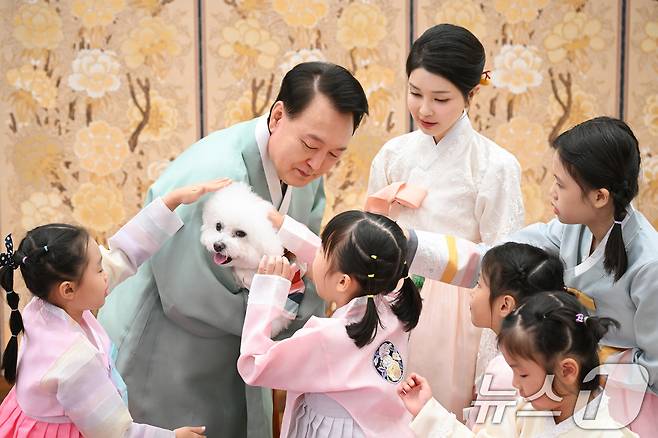 윤석열 대통령과 부인 김건희 여사가 다문화가정 어린이들과 함께 한가위 명절 인사를 촬영했다고 대통령실이 13일 밝혔다. 이번 한가위 영상은 지난 8일 대통령실 2층 자유홀에서 1시간에 걸쳐 촬영됐다. (대통령실 제공) 2024.9.13/뉴스1 ⓒ News1 송원영 기자