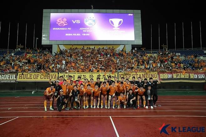 광주FC 선수들이 17일 광주월드컵경기장에서 열린 아시아축구연맹 챔피언스리그 엘리트 조별리그 1차전 요코하마 마리노스전에서 승리한 뒤 기념촬영을 하고 있다. 제공 | 한국프로축구연맹