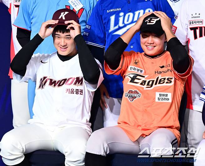 11일 롯데호텔 월드 서울에서 열린 2025 KBO 드래프트, 전체 1,2순위인 키움 정현우와 한화 정우주가 미소짓고 있다. 잠실=허상욱 기자 wook@sportschosun.com/2024.09.11/