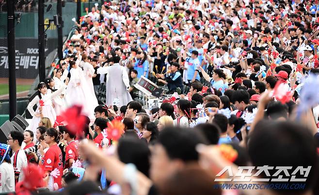 18일 부산 사직야구장에서 열린 롯데와 LG의 경기. 추석 연휴 마지막 날. 2시에서 5시로 경기 시작 시간이 변경됐지만 많은 관중이 찾은 사직구장. 부산=송정헌 기자songs@sportschosun.com/2024.09.18/