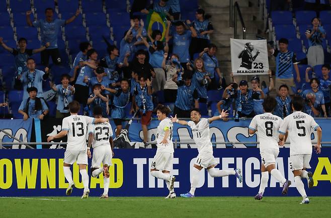 선제골 터뜨린 가와사키 프론탈레

    (울산=연합뉴스) 김용태 기자 = 18일 울산 문수축구경기장에서 열린 아시아축구연맹(AFC) 챔피언스리그(ACL) 엘리트(ACLE) 울산 HD와 일본 가와사키 프론탈레의 경기에서 가와사키 마르시뉴가 선제골을 넣고 팀 동료들과 환호하고 있다. 2024.9.18

    yongtae@yna.co.kr

(끝)





<저작권자(c) 연합뉴스, 무단 전재-재배포, AI 학습 및 활용 금지>