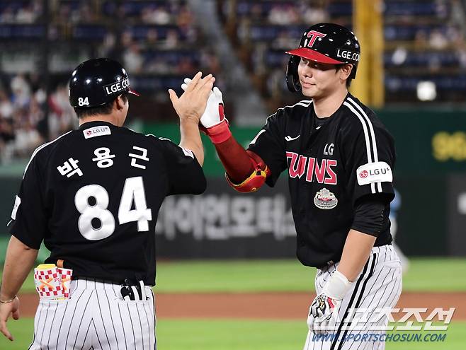 18일 부산 사직야구장에서 열린 롯데와 LG의 경기. 9회 1타점 적시타를 날린 홍창기. 부산=송정헌 기자songs@sportschosun.com/2024.09.18/