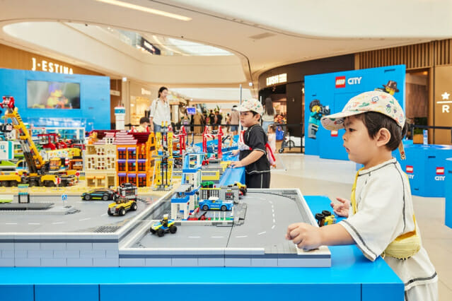 스타필드 안성에서 진행 중인 ‘LEGO CITY : 레고 시티 세상에서 무선조종 체험하기' 팝업스토어에서 어린이 고객들이 ‘액션 디오라마존’을 체험하고 있다. (제공=신세계프라퍼티)