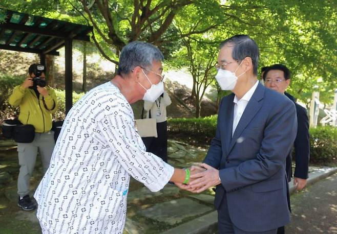 한덕수 국무총리가 13일 오전 전남 화순군 화순전남대병원을 찾아 입원 중인 환자를 위로하고 있다. [이미지출처=연합뉴스]