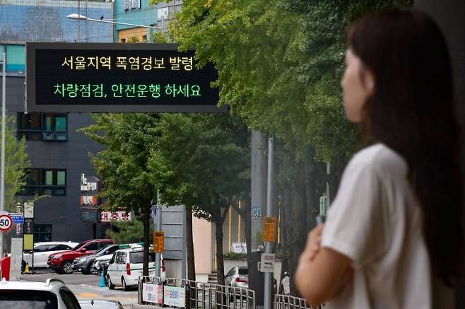 서울 서남권에 폭염 경보가 발효된 18일 오후 서울 한 도로 전광판에 '서울지역 폭염경보 발령, 차량 점검, 안전운행 하세요'라는 문구가 적혀 있다. [이미지출처=연합뉴스]