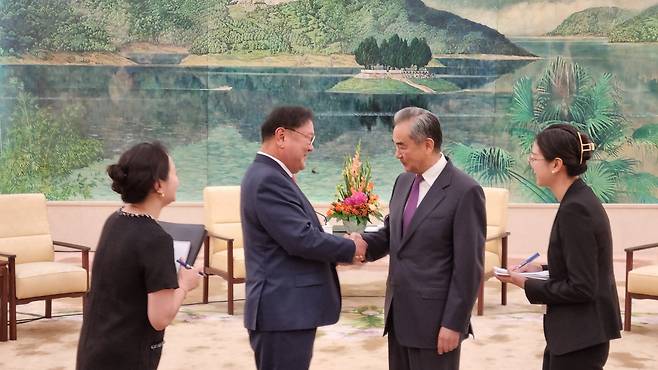 18일 오후 베이징 인민대회당에서 왕이(오른쪽) 중국 외교부장(장관)과 김태년 더불어민주당 의원이 악수하고 있다. /뉴시스