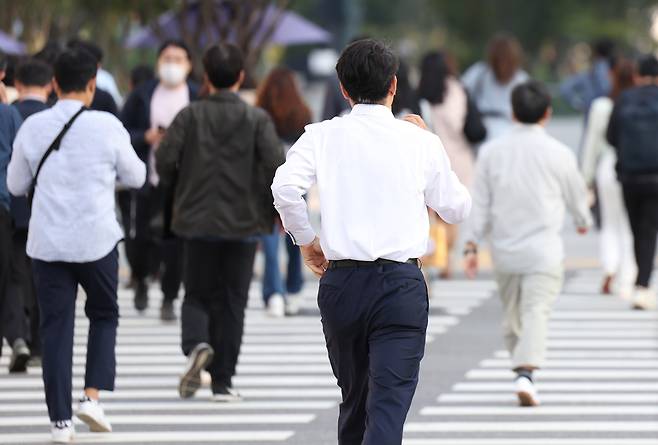 지난해 10월 4일 오전 서울 광화문 세종대로 일대에서 시민들이 발걸음을 옮기고 있다. /뉴스1