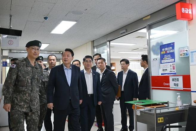 윤석열 대통령이 추석 명절인 17일 강원 화천군 육군 15사단을 방문해 의무대대인 '승리의원' 응급실을 방문해 군의 민간의료 지원 현장을 살피고 있다. ⓒ대통령실