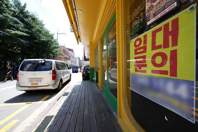 지난달 19일 서울 소재 상가 밀집지역의 한 매장에 임대안내가 붙어 있다. 2024.08.19 서울=뉴시스