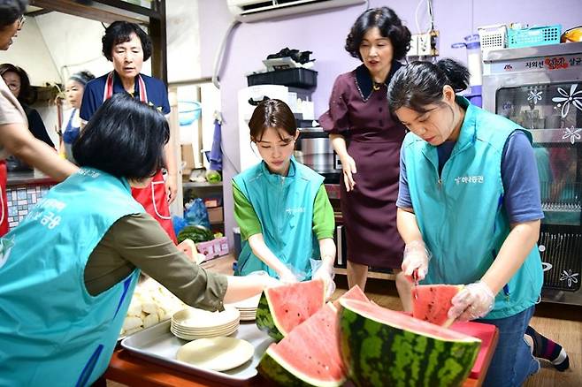 하나증권 임직원들이 대전 행복한집 무료급식 나눔봉사 활동을 하는 모습. 하나증권 제공