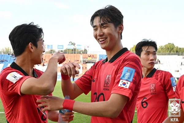 김지수(가운데, 당시 한국 U20 대표팀). 대한축구협회 제공