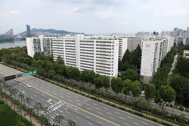 서울시는 잠실 한강변 마지막 재건축 단지로 꼽히는 장미1·2·3차 아파트의 신속통합기획을 확정했다고 지난달 11일 밝혔다. 연합뉴스