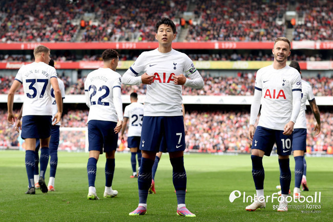 사진=게티 이미지/글로벌 축구 매체 '골닷컴'에 따르면, 손흥민의 인터뷰를 본 팬들은 "부끄러운 주장이다", "경지배하는 것이 이기는 게 아니야. 그는 분명 우리가 가진 역대 최악의 주장이다. 그는 지금 몇 달 동안이나 그 기준에서 벗어났다", "경기장에서는 리더십이 없다. 손흥민은 주장이 아니다" 등의 반응을 보였다.