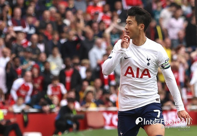 사진=게티 이미지/글로벌 축구 매체 '골닷컴'에 따르면, 손흥민의 인터뷰를 본 팬들은 "부끄러운 주장이다", "경지배하는 것이 이기는 게 아니야. 그는 분명 우리가 가진 역대 최악의 주장이다. 그는 지금 몇 달 동안이나 그 기준에서 벗어났다", "경기장에서는 리더십이 없다. 손흥민은 주장이 아니다" 등의 반응을 보였다.