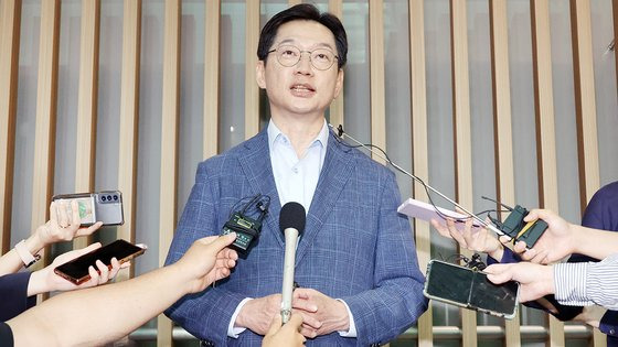 김경수 전 경남도지사가 14일 인천공항에서 출국 전 기자들의 질문에 답하고 있다. 영국에서 유학 중인 김 전 지사는 노무현 전 대통령 추도식 참석을 위해 잠시 귀국했다. 연합뉴스