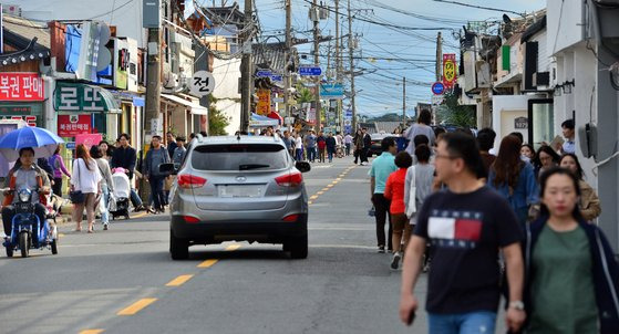 보행로가 없고 양방향 통행이 이뤄져 차량과 사람이 뒤엉켜 극심한 혼잡이 벌어졌던 과거 황리단길 모습. 사진 경주시