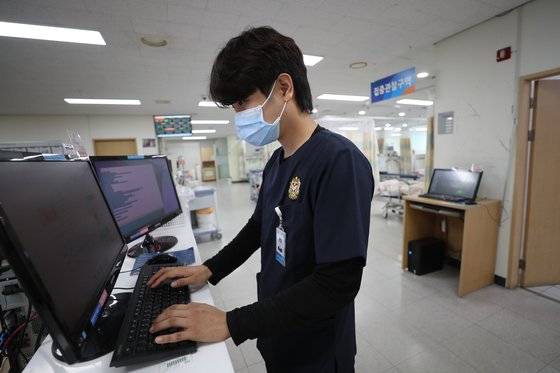 추석 연휴에 충북 충주의료원 응급실에서 근무 중인 의료진 모습. 연합뉴스