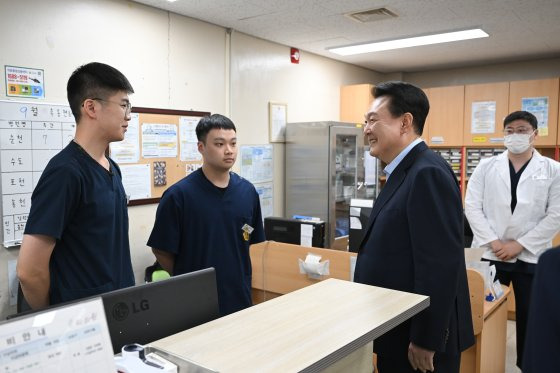 윤석열 대통령이 추석인 17일 강원도 최전방 육군 15사단 의무대대 응급실을 방문해 연휴기간 당직근무중인 군의관과 의무병을 격려하고 있다. 사진 대통령실