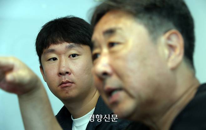 한국전력의 ‘간접고용’을 거부했다는 이유로 해고당한 한전 도서발전(소청도) 하청노동자 아버지 박한수씨(61,오른쪽)와 아들 박시영씨(32)가 지난 12일 인천 미추홀구의 한 카페에서 경향신문과 인터뷰를 하고 있다. 서성일 선임기자