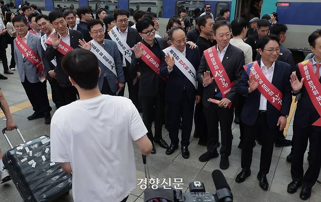 추석 연휴가 시작되는 13일 한동훈 국민의힘 대표, 추경호 원내대표 등 국힘당 의원들이 서울역에서 시민들에게 추석인사를 하고 있다. 성동훈 기자