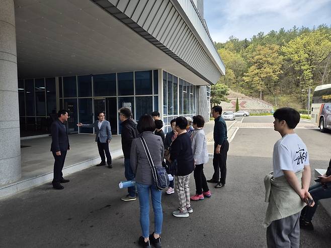 경남 거창군 남하면 대야마을 주민들이 지난 4월 함안군 화장시설을 견학하고 있다. 거창군 제공