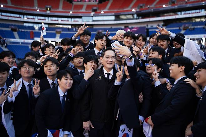 Samsung Electronics Chairman Lee Jae-yong (center) poses with Korean competitors participating in WorldSkills Lyon 2024 in Lyon, France on Sunday. (Samsung Electronics)