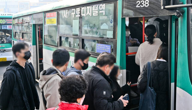 시민들이 시내버스에 줄지어 탑승하고 있다. 사진은 기사 내용과 관련 없음. 경기일보DB