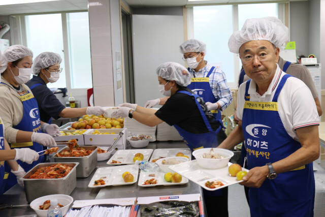 중앙건설 봉사단 ‘파랑새’ 회원들이 강화군노인복지관을 찾아 배식 봉사활동을 하고 있다. 장민재기자