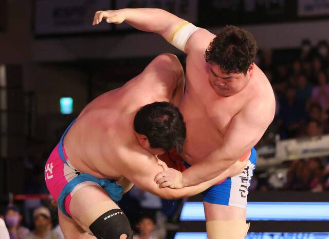 18일 경남 고성국민체육센터에서 열린 2024 추석장사씨름대회 마지막날 백두급 장사결정전서 서남근(오른쪽·수원특례시청)이 김민재(영암군민속씨름단)의 공격을 필사적으로 방어하고 있다. 대한씨름협회 제공