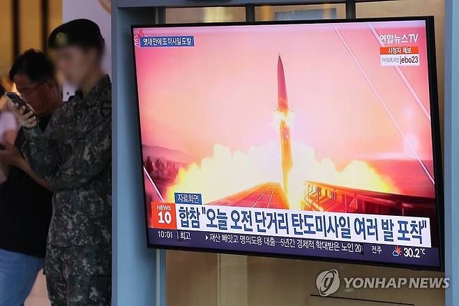 북한이 단거리 탄도미사일(SRBM)을 발사한 18일 오전 서울역 대합실에서 시민들이 관련 보도를 보고 있다. [사진 출처 = 연합뉴스]