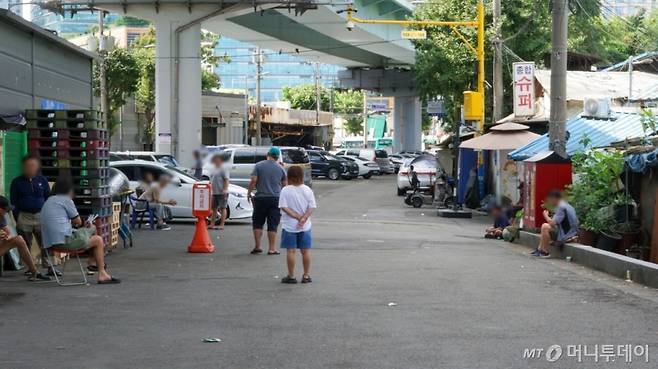 서울 영등포구 영등포역 인근 고가 아래 노숙인들이 삼삼오오 모여 시간을 보내고 있다./사진=최지은 기자