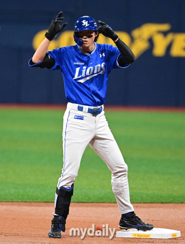 2024년 8월 27일 서울 고척스카이돔에서 '2024 신한 SOL Bank KBO리그, 삼성 라이온즈와 키움 히어로즈의 경기가 열렸다. 삼성 구자욱이 1회초 2사 후 2루타를 친 뒤 기뻐하고 있다./마이데일리