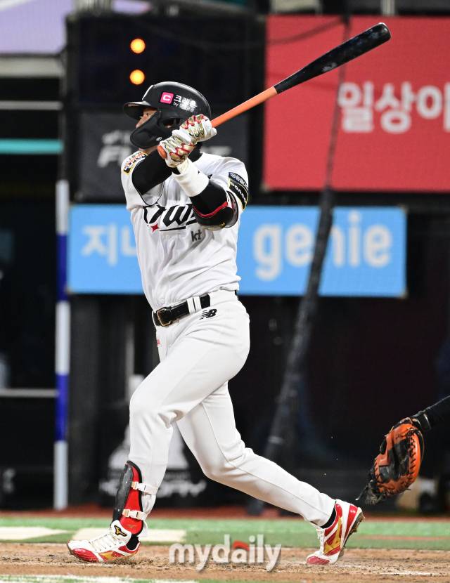 2024년 4월 24일 오후 경기도 수원KT위즈파크에서 '2024 신한 SOL Bank KBO리그' 한화 이글스와 KT 위즈의 경기가 열렸다. KT 김상수가 4회말 1사 2.3루서 2타점 2루타를 치고 있다./마이데일리