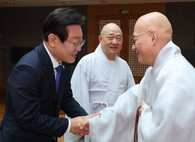 이재명 더불어민주당 대표가 15일 오전 서울 종로구 한국불교역사문화기념관에서 조계종 총무원장인 진우스님을 예방, 서로 인사하고 있다. [연합]