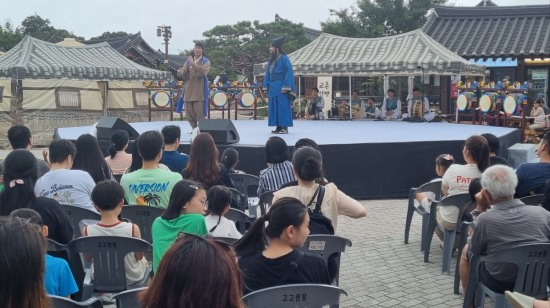 경주시가 주최하고 (재)경주문화재단이 주관하는 '교촌문화공연 신라오기' 공연이 추석 연휴를 맞은 지난 15일 오후 경주 교촌마을 광장에서 열리고 있다.[사진=김병진 기자]